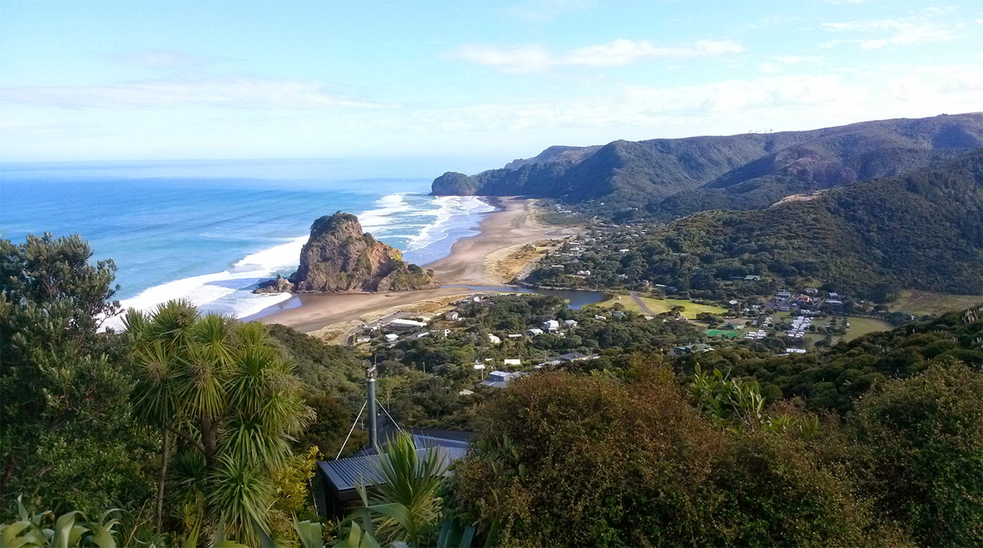 New Zealand Adventure Guide - Surfing in Piha